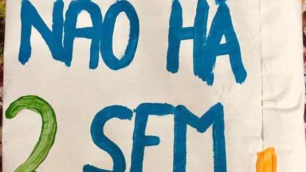 "Soares, Castro Mendes, não há 2 sem três!". Pancarta do protesto de 6 de abril.