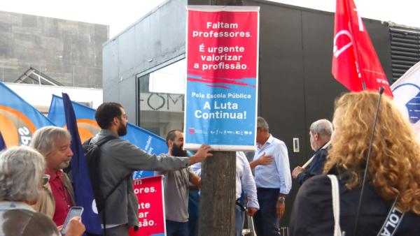 Cartaz "Faltam professores. É urgente valorizar a profissão