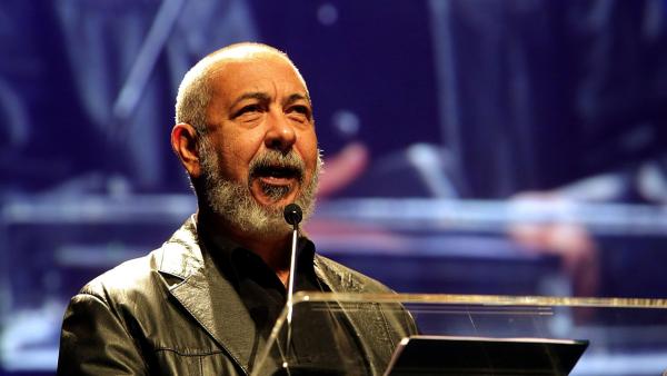 Leonardo Padura falando no evento Fronteiras do Pensamento, Brasil, 2017. Foto de Greg Salibian, licença Creative Commons