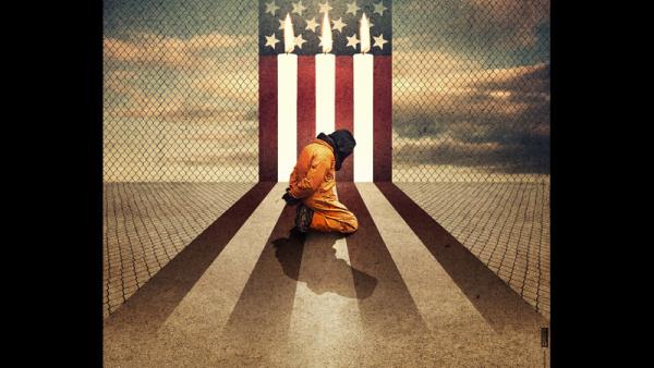 Prisioneiro de Guantanamo e bandeira dos EUA