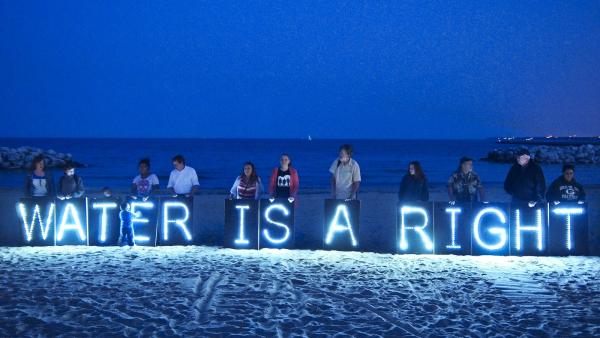 Protesto contra o corte de água em Detroit. Foto de Joe Brusky/Flickr.