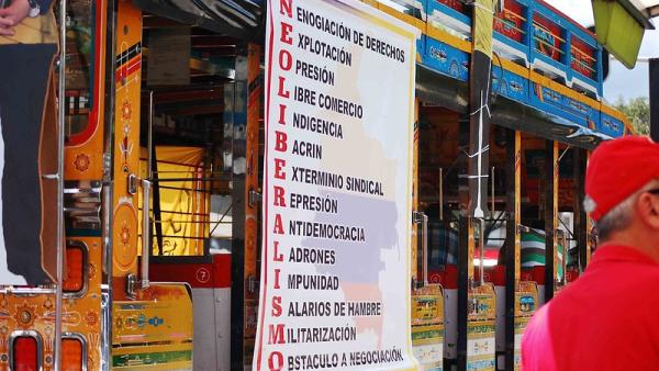 Cartaz na caravana contra as multinacionais, uma iniciativa dos sindicatos da Colômbia em julho de 2014.