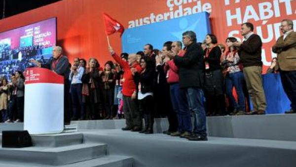 Momentos finais da Convenção, com os membros da nova Mesa Nacional reunidos no palco. Foto de Paulete Matos