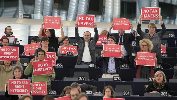 Deputados europeus protestam contra a fuga de capitais para paraísos fiscais. Foto GUE/NGL.