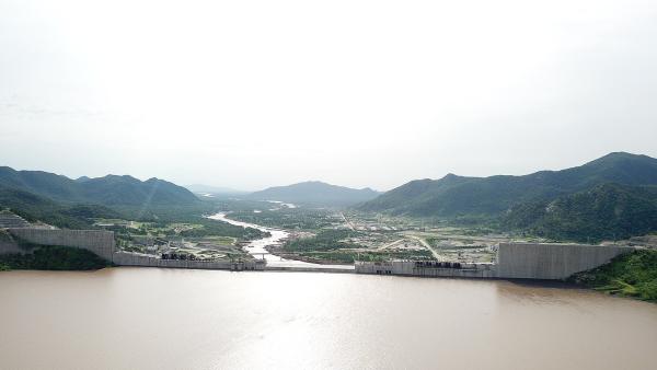 Enchimento da mega-barragem GERD, julho de 2020. Foto de Hailefida/wikimedia commons.