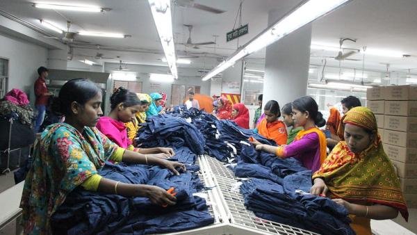 Trabalhadores em fábrica no Bangladeche, 2014. Foto de NYU Stern BHR/Flickr.