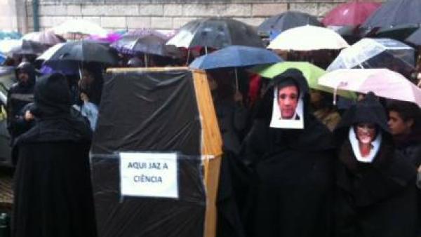 Bolseiros resistiram à chuva e seguiram da sede da FCT para levar o protesto à porta da residência oficial do primeiro-ministro. Foto Ass. Combate à Precariedade/Precários Inflexívels