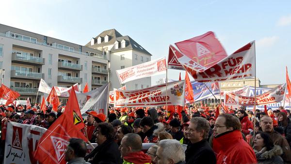 Trabalhadores afetos ao IG METALL em greve em 2015. Foto de DIE LINKE Nordrhein-Westfalen/Flickr.