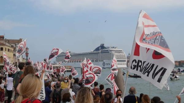 Manifestantes contra os grandes cruzeiros em Veneza. Junho de 2021. Foto do Comité "Não aos grandes navios".