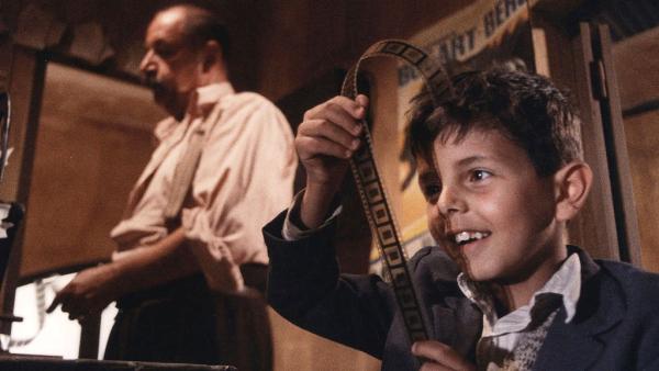 Cena de Cinema Paraíso de Giuseppe Tornatore no qual é retratada a censura.