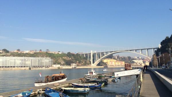 Vista da ponte da Arrábida, Porto. Foto de Sergei Gussev/Flick.