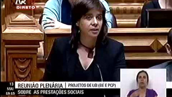Enquanto a direita exibe champanhe, há quase meio país que não consegue pagar as suas despesas