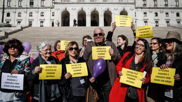 Cuidadoras informais em manifestação em frente ao parlamento.