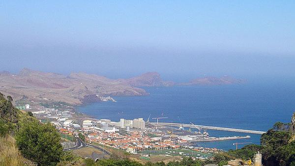 Caniçal, Madeira, com zona franca à esquerda. Foto de Vitor Oliveira/Flickr.