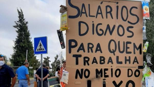 Cartaz transportado por trabalhadores da Algar - Foto Fiequimetal