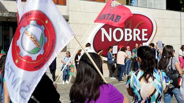 Trabalhadores protestam em frente à Nobre., em Rio Maior.