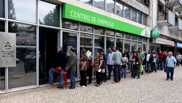 Fila à porta de um centro de emprego. Foto de Paulo Novais/Lusa,