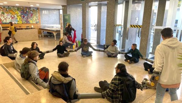 Estudantes ocuparam Ministério das Infraestruturas.