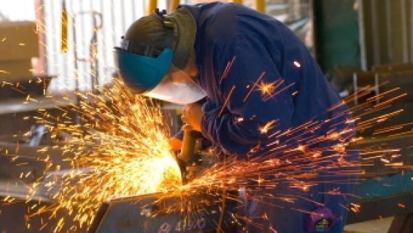 Trabalhador da indústria. Foto Fiequimetal.