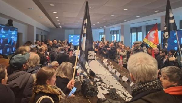 Trabalhadores da Cultura invadem Ministério em França. Foto: Révolution Permanente