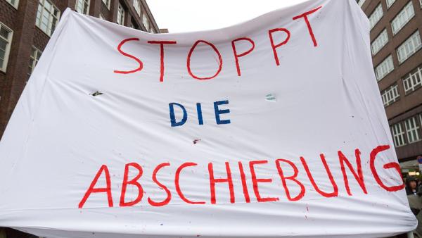 Faixa onde se lê "Stoppt die abschiebung
