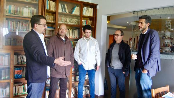 António Lima (à direita) e Pedro Amaral (ao centro) com dirigentes do Clube Asas do Atlântico na ilha de Santa Maria.