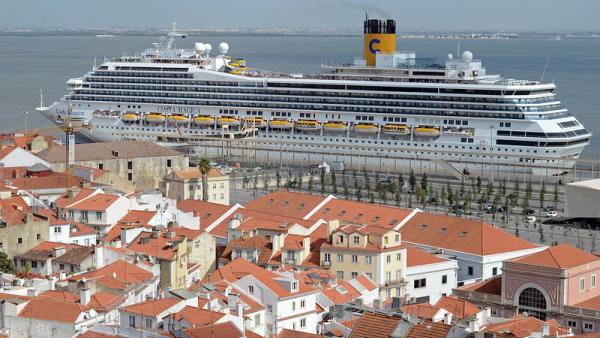Cruzeiro atracado em Lisboa. Foto de Neil/Flickr.