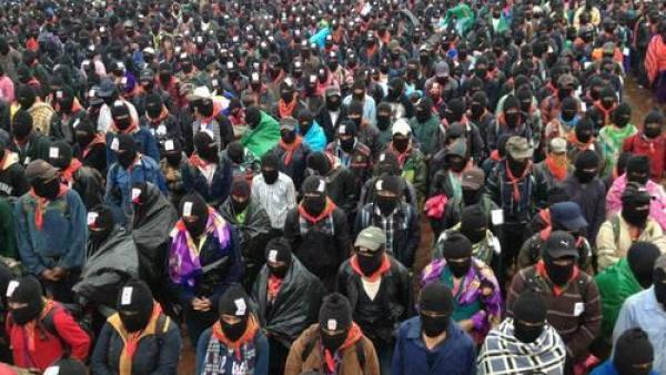 Dezembro de 2012: Milhares de Zapatistas fazem uma marcha silenciosa em vários munícipios de Chiapas.