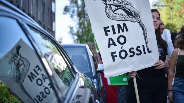 Cartaz Fim ao fóssil