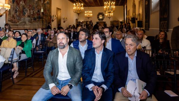 Abascal e outros líderes da extrema-direita numa sessão da Fundação Disenso. Foto do Vox/Flick.