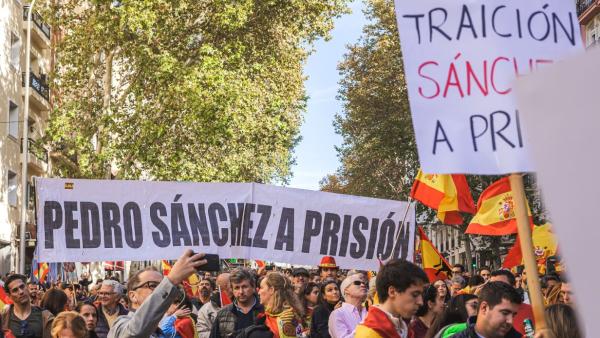 Extrema-direita pede a prisão do líder do PSOE na manifestação deste domingo em Madrid.