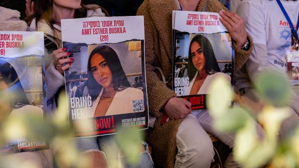 Familiares dos reféns exibem cartazes com a sua foto.