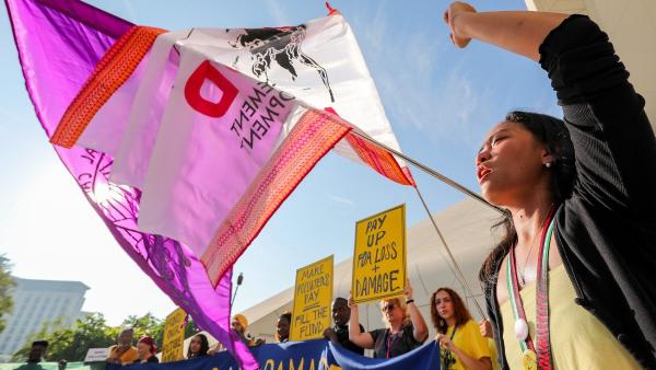 Ação de protesto á porta da COP28 esta segunda-feira, promovida pelo grupo de ativistas nepaleses Digo Bikas Institute.