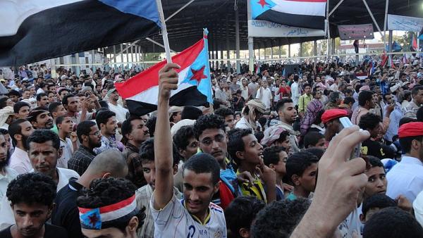 Manifestantes durante a Primavera Árabe em Aden exigem o regresso da República Democrática Popular do Iémen. Foto de AlMahra/Wikimedia Commons.