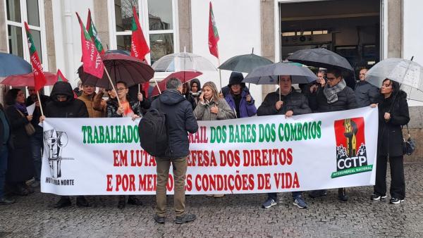 Protesto dos trabalhadores da NewRail, Ld.ª, que trabalham nos bares dos comboios Alfa Pendular e Intercidades.