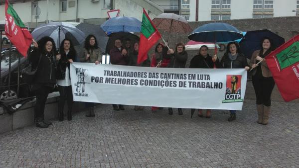 Trabalhadoras das cantinas em protesto. Foto da CGTP.