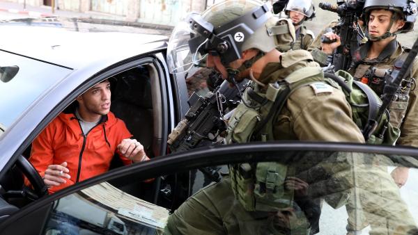 Jovem palestiniano preso em Hebron em 2021, após confrontos na cidade de Hebron, na Cisjrrdânia.