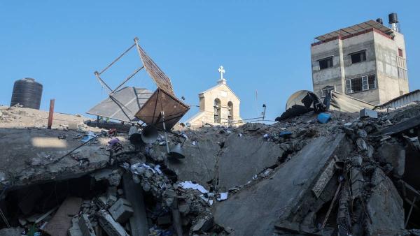 Igreja cristã ortodoxa de Gaza atingida pelos bombardeamentos israelitas na quinta-feira.