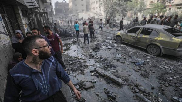 Habitantes da cidade de Gaza avaliam estragos na manhã de segunda-feira