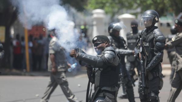 Forças policiais em Maputo carregam sobre manifestantes.