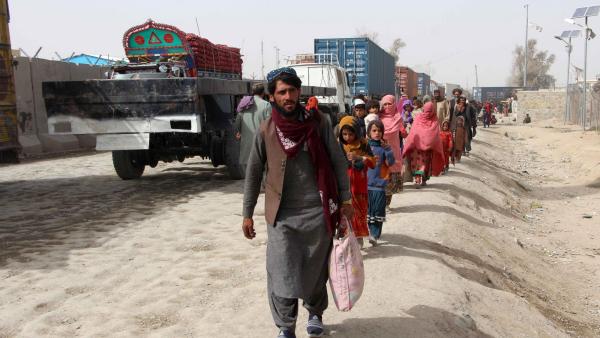 Refugiados afegãos expulsos do Paquistão. Foto de EPA/STRINGER.