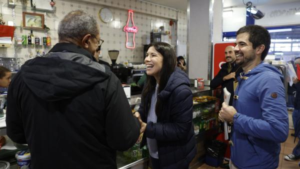 Mariana Mortágua esta manhã no mercado de Benfica. Foto de ANTÓNIO PEDRO SANTOS/LUSA.