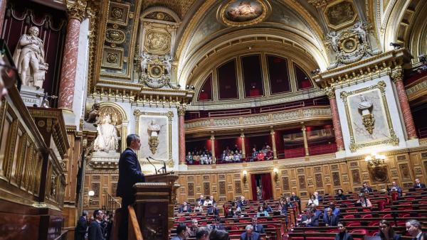 Gérald Darmanin durante a apresentação da lei de imigração no Senado francês. Foto de Mohammed Badra/EPA/Lusa.