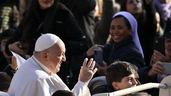 Papa Francisco esta manhã na audiência geral na Praça de São Pedro. Foto de ALESSANDRO DI MEO/EPA/Lusa.