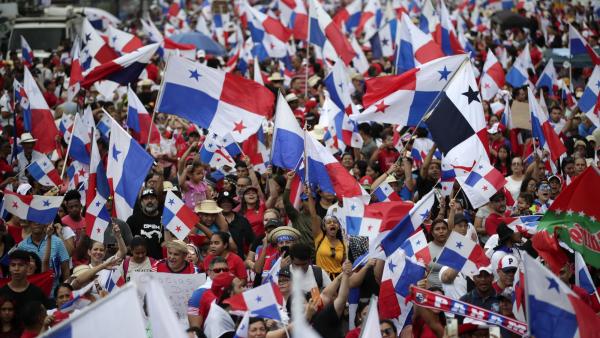 Cidade do Panamá: festa depois do anúncio de inconstitucionalidade do contrato da mina. Foto de Bienvenido Velasco/EPA/Lusa.