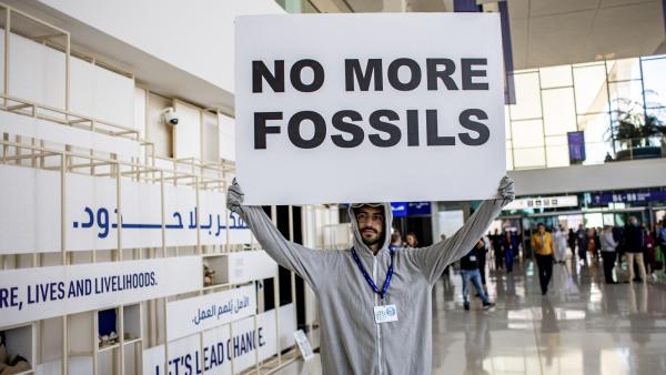 Manifestante contra os combustíveis fósseis na COP 28. Foto de MARTIN DIVISEK/EPA/Lusa.