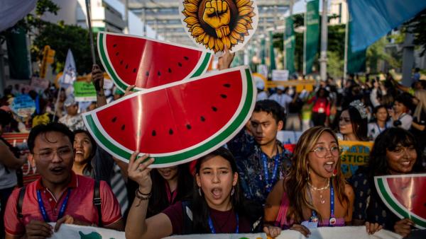 Manifestantes na COP28. Foto de MARTIN DIVISEK/EPA/Lusa.