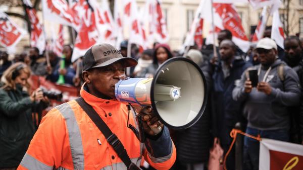 Manifestantes contra a lei de imigração francesa esta segunda-feira em frente ao parlamento. Foto de YOAN VALAT/EPA/Lusa.