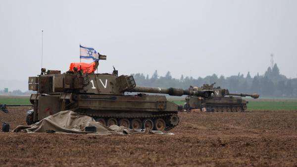 Veículos israelita perto da fronteira com Gaza. Foto de ATEF SAFADI/EPA/Lusa.