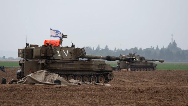 Veículos israelitas perto da fronteira com Gaza.